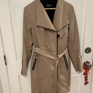 The ESTELA by Mackage is a knee-length trench coat